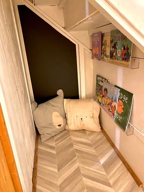 Books Kid Reading Nook, Under The Stairs Reading Nook, Stairs Reading Nook, Secret Stairs, Stairs Playroom, Stairs Nook, Under Stairs Nook, Kids Nook, Reading Nook Kids