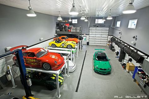 I need this garage. Ain't nothing like having your own maintenance shop at your home. Tuner Garage, Shed Shop, Hobby Garage, Classic Car Garage, Underground Garage, Garage Loft, Cool Garages, Ultimate Garage, Dream Car Garage