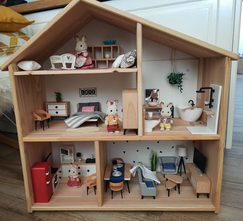 Flisat dollhouse with Sylvanian Families and Lidl furniture Wooden Dolls House, Sylvanian Families Diy Furniture, Ikea Dollhouse Maileg, Diy Sylvanian House, Flisat Dollhouse Hack, Sylvanian Families House Diy, Diy Sylvanian Families, Ikea Doll House, Ikea Dollhouse Hack