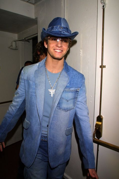 The time he wore the infamous denim suit... 2000s Party Outfits, 2000s Fashion Men, 2000s Men, Denim Party, Denim On Denim Looks, Party Outfit Men, Casual Attire For Women, Outfits 2000s, Early 2000s Fashion