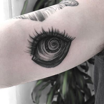 Helix Tattoo Ideas, Tomie Tattoo, Illustrative Blackwork, Junji Ito Tomie, Spiral Tattoos, Triangle Eye, Manga Tattoo, Tasteful Tattoos, Tattoo Now