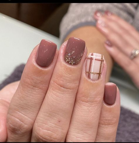 Simple Fall Winter Nails, Fall Manicure Design Ideas, Short Acrylic Nails Square Simple Classy Fall, Short Square Nails Thanksgiving, Gell Nails Short Fall, Short Cute Nails Fall, Fall Trendy Nails Short, Fall Nails With Plaid Design, Autumn Nails Fall Short