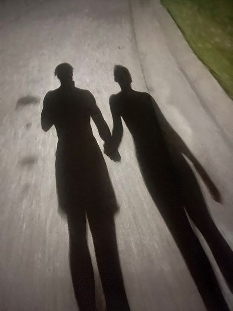 Shadow picture, couple pic, soft launch, hard launch, summer fling, summer aesthetic, summer nights, no face boyfriends picture, insta inspo, relationship inspo, hard launch, No Face No Case Pictures Couple, No Face Couple Pic Ideas, Black Relationships No Face, Relationship Picture Ideas No Face, Boyfriend No Face Pic, Soft Launch Black Couple, Summer Fling Relationships, Couple No Face Pose Ideas, Couple Not Showing Face