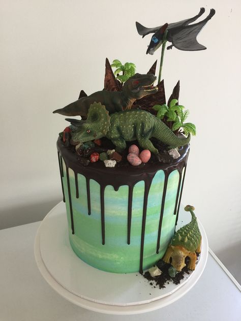 Dinosaur drip cake Dinosaur Drip Cake, Dinosaur Birthday Party Ideas, Dino Cake, Dinosaur Birthday Cakes, Dinosaur Themed Birthday Party, Dino Birthday Party, Dinosaur Cake, Dino Birthday, Drip Cake