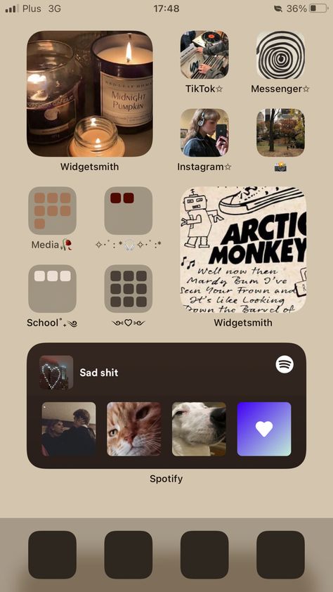 Downtown Aesthetic Homescreen, Aesthetic Coquette Homescreen, Downtown Iphone Wallpaper, Autumn Phone Layout Ideas, Downtown Aesthetic Phone Layout, Phone Screen Aesthetic Ideas, Iphone Ios 16 Home Screen Ideas, Aesthetic Home Screen Widgets, Fall Phone Organization