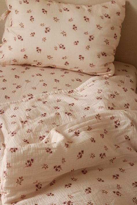 Vintage Flower Duvet Cover, Vintage Floral Bedroom Aesthetic, Muslin Bedding, Cute Pink Flowers, Flower Pillows, Cute Bed, Flower Duvet Cover, Pastel Bedroom, Flower Sheets