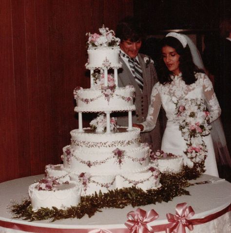 Vintage Brides, Vintage Wedding Photos, Marie Osmond, Wedding Cakes Vintage, Wedding Gowns Vintage, Vintage Bride, Dreamy Wedding, Wedding Dresses Vintage, Wedding Cake Toppers