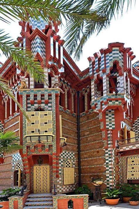 Casa Vicens Barcelona, Spain Architecture, Barcelona Spain Travel, Gaudi Barcelona, Spain Aesthetic, Antonio Gaudí, Antoni Gaudi, Christmas Card Art, Interesting Buildings