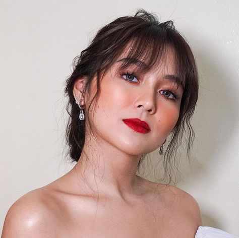 Justine del Rosario on Instagram: “Classic 💋💋💋 Styled by @janaranilla Hair by @chrisrodil #makeupbyjustinedelrosario Thank you always @bernardokath ninang @bernardomin…” Filipina Makeup, Kathryn Bernardo Hairstyle, Kathryn Bernardo Photoshoot, Kathryn Bernardo Outfits, Graduation Look, Daniel Padilla, Kathryn Bernardo, Graduation Hairstyles, Grunge Hair