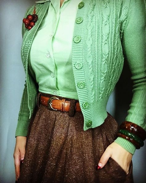 Details Blouse | @freddiesofpinewood Cardigan and Skirt | @emmydesignsweden Bangles | @splendette Brooch | @luxulite Belt | Thrifted Vintage Winter Fashion, Retro Cardigan, Look Retro, Brown Skirt, Brown Cardigan, Retro Mode, Brown Skirts, Green Cardigan, Vintage Cardigan