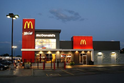 Mcdonald’s Exterior, Bloxburg Mac Donalds, Mcdonalds Exterior, Bloxburg Mcdonalds, Mcdonalds Building, Minecraft Stores, Free Food Coupons, Mcdonalds Restaurant, Form Concept