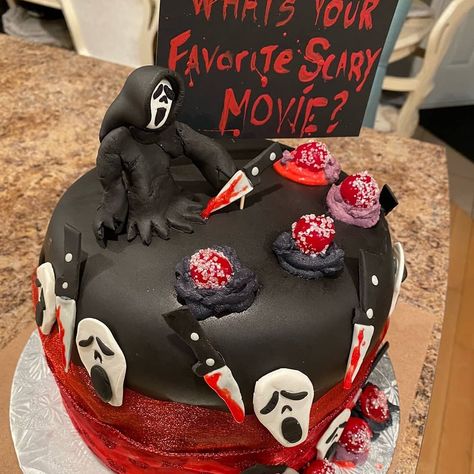 Ghostface Cake Ideas, Scream Movie Cake, Ghost Face Cake, Ghostface Cake, Horror Cakes, Scary Desserts, Real Whipped Cream, Horror Cake, Birth Cakes