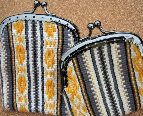 Inkle band change purse pick-up Baltic Style, Tablet Weaving Patterns, Weaving Loom Diy, Inkle Weaving, Weaving Loom Projects, Inkle Loom, Card Weaving, Purse Tutorial, Weaving Tutorial