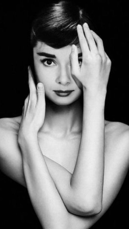 Audrey Hepburn Pictures, Dear Art, Audrey Hepburn Photos, Audrey Hepburn Style, Hepburn Style, Posing Inspiration, Culture Magazine, 인물 드로잉, Art Culture