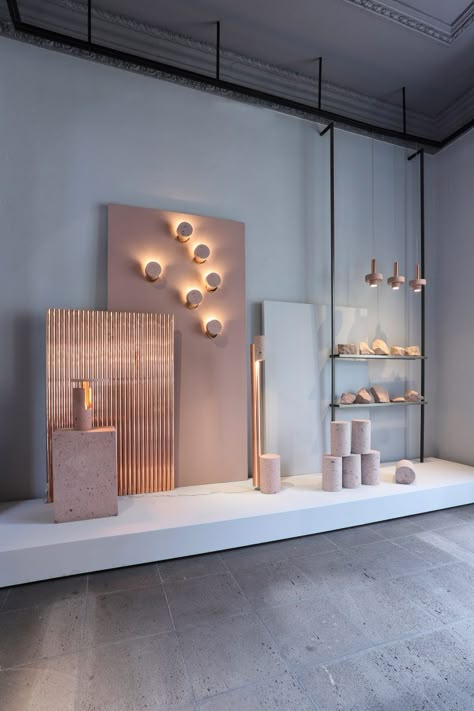 Davidpompa creates "vivid tour" of materials at its Mexico City showroom Tamizo Architects, Display Visual Merchandising, Corporate Office Design, Showroom Interior Design, Lighting Showroom, Salon Interior Design, Showroom Design, Retail Interior, Boutique Interior