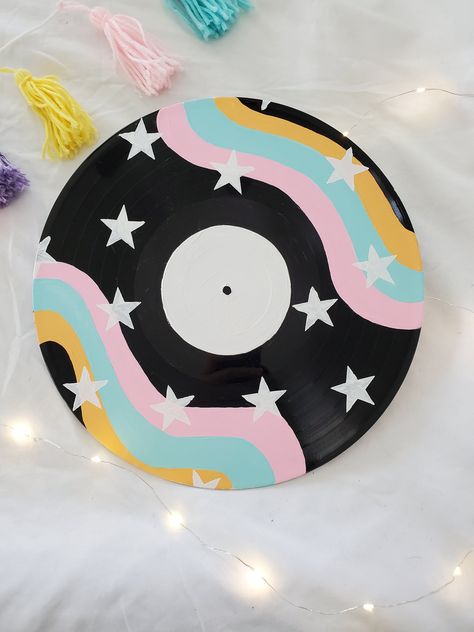 Painted vinyl record with pink, blue, and orange lines with stars on it. Records Painting Ideas, Sorority Record Painting, Cute Painted Records, Easy Record Painting Ideas, Vynil Paint Ideas, Painting Records Ideas, Painted Vinyl Records Aesthetic, Painted Records Vinyl Easy, Disc Aesthetic