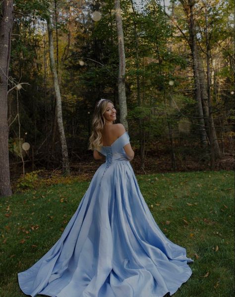 Outside Dress Photoshoot, Ball Gown Pose Ideas, Ball Gown Picture Poses, Ballgown Photoshoot Poses, Poses For Gown, Cute Prom Poses Single, Big Dress Poses, Prom Dress Picture Ideas, Long Gown Pose Ideas