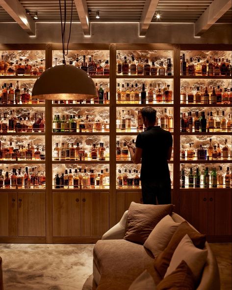 Whisky Room Ideas, Bar Design Ideas Home Modern, Tiny Bar Interior Design, Home Tasting Room, Home Speakeasy Bar Diy, Whisky Room Man Caves, Whiskey Bar At Home, Home Speakeasy Bar Modern, Whiskey Room Lighting