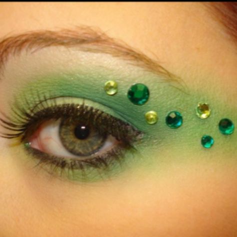 Pretty green eye shadow accented with green and gold rhinestones... perfect for St. Patrick's Day. Green Carnival Makeup, St Patricks Makeup Ideas, Saint Patrick’s Make Up, St Patricks Day Makeup Ideas, Makeup Verde, Saint Patricks Day Makeup, Carnaval Make-up, Gold Eyeliner, Dance Makeup