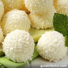 Bolitas de coco. Receta para postres y cumpleaños Coconut Balls, Cakes And More, Truffles, Sweet Recipes, Mexican Food Recipes, Love Food, Delicious Desserts, Cupcake Cakes, Tart