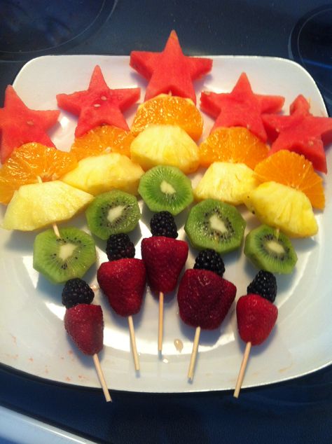 Pretty fruit kabobs Fruit Kebabs For Kids, School Party Food, Pretty Fruit, 4th July Food, Fruit Cake Design, Healthy Camping Food, Fruit Kebabs, Fruit Sticks, Fruit Platter Designs