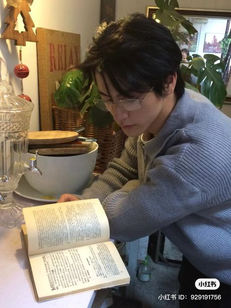 Nerd Guy Aesthetic, Boy Reading Book, Glasses Boy, Pinterest Boy, Aesthetic Glasses, Boy Reading, Nerd Aesthetic, Men's Study, Nerdy Guys