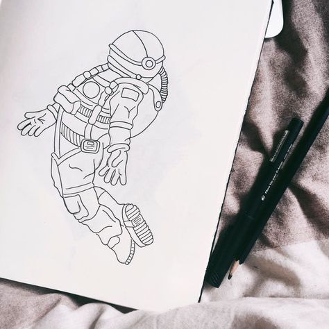 Line Art Astronaut, Astronaut Line Drawing, Fine Line Drawings, Astronaut Tattoo, Beginner Tattoos, Planet Tattoos, Men Tattoos Arm Sleeve, Art Sketches Doodles, Line Art Vector