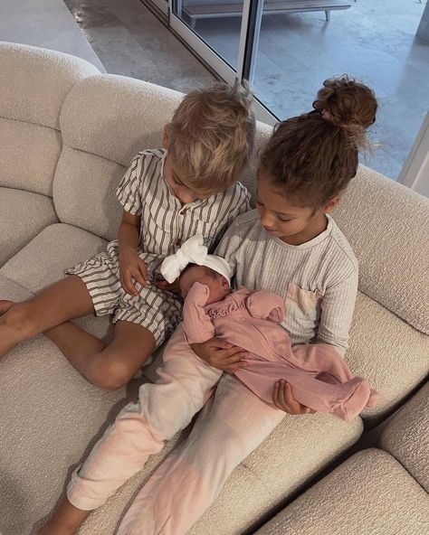 Tammy 🐚 on Instagram: “They love her so much already 🤍 my 3 babies” 3 Kids Aesthetic, 3 Siblings Aesthetic, Famous Trios, Cute Siblings, Baby Siblings, 3 Siblings, Sibling Photo Shoots, Aesthetic Kids, Cute Family Pictures