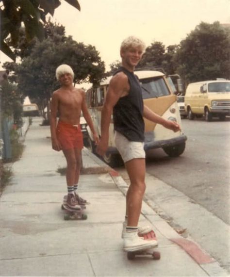 1970s Pics Of Men's Shorts Show A Forgotten Fashion Trend That Made Men Cool Old School Skateboards, Style Vans, Double Denim, Navy Seals, Dolce E Gabbana, Guy Pictures, Pink Summer, Venice Beach, Beach Bum