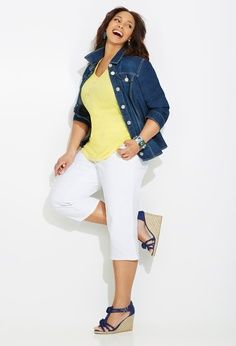 plus size outfit White Capris Outfit, Capris Outfit, Outfit For Plus Size, How To Wear Denim Jacket, Plus Zise, Outfit Plus Size, Plus Size Fashion Tips, Denim Jacket Outfit, Yellow Tank