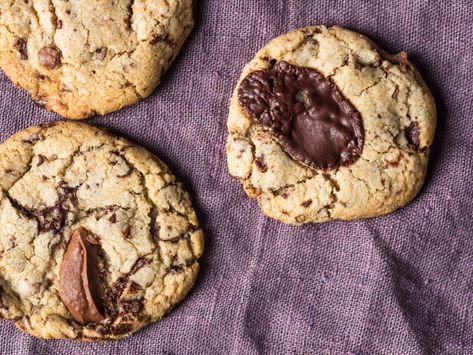 A pinch of nutmeg and a sprinkling of salt amplify the butterscotch-y flavor of chocolate chip cookies, while a blend of milk and dark chocolate chunks provides alternating bites of creamy sweetness and bitter intensity. You can bake the cookies until they're golden brown and crunchy, but I prefer to pull them while they're still a wee bit pale so they stay soft and fudgy, crisp only around the very edges. Stella Parks, Chocolate Rugelach, Tart Chocolate, Simple Chocolate Chip Cookie Recipe, Plain Cookies, Oatmeal Cookies Chewy, Chocolate Chip Cookies Recipe, Easy Chocolate Chip Cookies, Chewy Sugar Cookies