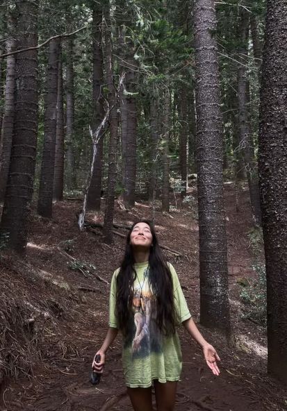 Wild Woman Aesthetic, Hitomi Mochizuki Outfits, Forest Outfit Ideas, Roadtrip Outfits, Hitomi Mochizuki, Hiking Outfit Aesthetic, Nature Outfits, Hippie Mom, Oversize Tee