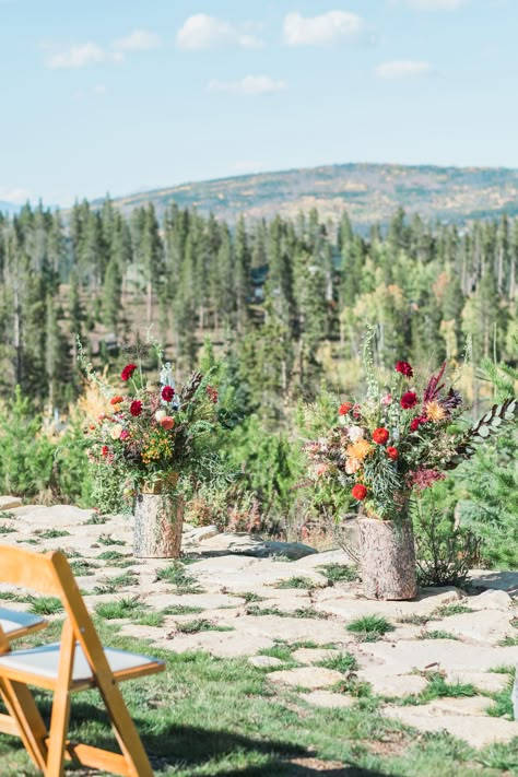 Wedding Alter Flowers, Mountain Wedding Decor, Alter Flowers, Fall Mountain Wedding, Rustic Mountain Wedding, Mountain Wedding Photos, Mountain Wedding Invitations, Wedding Alters, Floral Arch Wedding