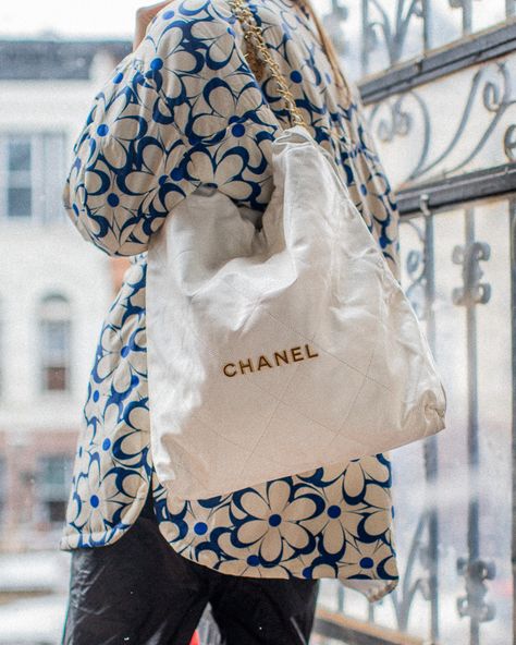 White Bag Outfit, Chanel 22 Bag, Hobo Bag Outfit, New Chanel Bags, Tote Bag Outfit, Chanel 22, Chanel Shopping, Boy Chanel, Chanel Tote Bag