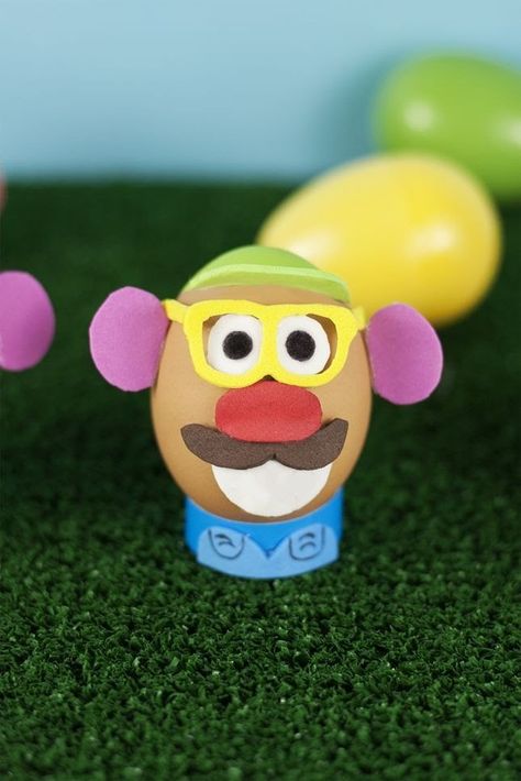 Easter Egg Competition Ideas, Easter Eggs In Movies, Ways To Decorate Easter Eggs, Easter Egg Decorating Ideas, Decorate Easter Eggs, Egg Decorating Ideas, Funny Easter Eggs, Easter Crafts For Adults, Egg Ornaments