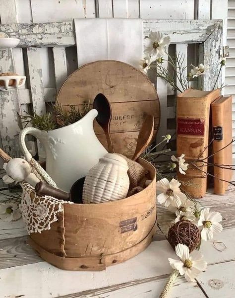 Farmhouse Antique Decor, Antique Booth Displays, Fall Market, Merchandising Ideas, Antique Booth Ideas, Vintage Mall, Market Booth, Staging Ideas, Antique Booth