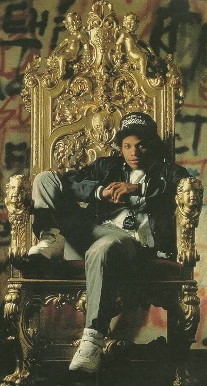 King of Gangsta rap. Estilo Gangster, 90s Rappers Aesthetic, Cultura Hip Hop, 90s Rappers, Estilo Cholo, Eazy E, Hip Hop Classics, It Book, Arte Hip Hop