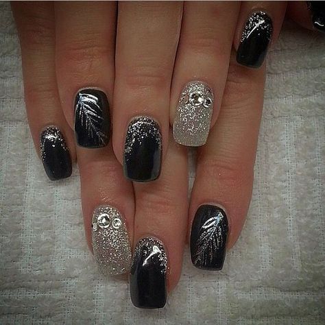 Black And Silver Dipped Nails, Black And Silver Nails, Elegant Touch Nails, Nail Art Inspo, Bright Nail Art, Silver Nail Designs, Black Nails With Glitter, Multicolored Nails, Silver Nail Art