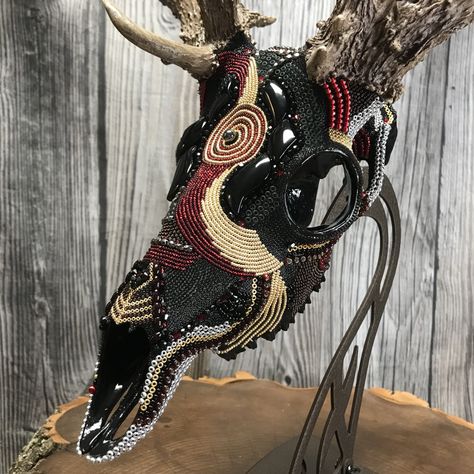 Art Gallery : Untamed Elegance: Beaded Skull Artwork Deer Skull Art Diy, Beaded Deer Skull, Beaded Cow Skulls, Hog Skull, Skull Mount Ideas, Deer Skull Decor, Moose Skull, Elk Skull, Deer Skull Art