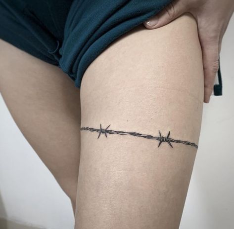 Barbwire Tattoo Around Thigh, Flattering Tattoos For Women, Tattoos Hip, Tattoos Abstract, Tattoos Quote, Barbed Wire Tattoo, Wire Tattoo, Tattoo Pierna, Barbed Wire Tattoos