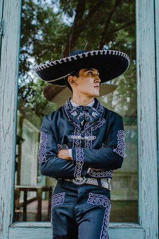 ¡Descubre todos los tipos de trajes que el novio puede lucir en su gran día! Conoce sus características, los protocolos para usar cada uno y las principales reglas para combinarlos con complementos. #trajes #novio #charro #mexicano #tradición #etiqueta #protocolo #look #tendencias #moda #boda #ideas #Contraluz #bodascommx Mexico Dress, Mexican Clothing, Boda Ideas, Mexican Outfit, Body Reference Drawing, Country Music Stars, Traditional Mexican, Body Reference, Music Star