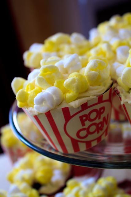 tutorial on how to make super cute popcorn cupcakes...complete with wrapper templates Popcorn Cupcakes, Cookies Cupcake, Cupcake Tutorial, Popcorn Party, Edible Creations, Creative Cupcakes, Birthday Desserts, Face Book, Beautiful Cake