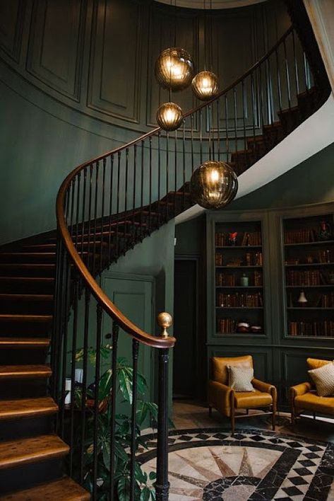 Dark Green Rooms, Hotel Hoxton, Architecture Restaurant, Dark Green Walls, Bedroom Minimalist, Dark House, Dark Home Decor, Best Boutique Hotels, Dark Home