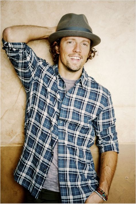 Jason Mraz. Adorably cute! Honey, Im totally yours 2000s Pop, Visuell Identitet, Sara Bareilles, Jason Mraz, Jack Johnson, Bon Iver, Jason Derulo, Portfolio Inspiration, Charlie Puth