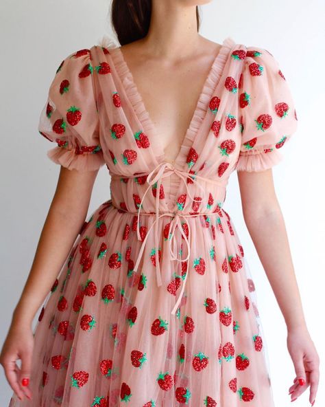 Turner Dress, White Lace Fabric, Strawberry Dress, Short Sleeve Maxi Dresses, Mode Inspo, Dress Silhouette, Maxi Dress With Sleeves, Birthday Dresses, Dream Dress