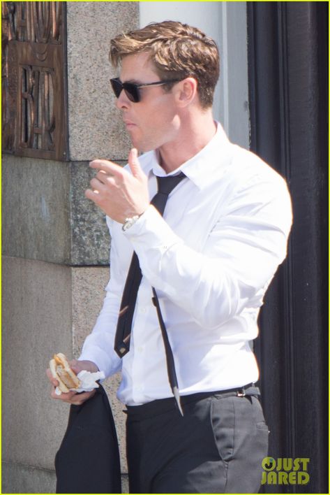 Chris Hemsworth Begins Filming 'Men in Black 4' - First Look Set Photos!: Photo #4111625. Mens Fashion 40 Year Old, Mib International, Snowwhite And The Huntsman, Fat Guy Fashion, Hemsworth Brothers, Chris Hemsworth Thor, Tommy Lee Jones, Men Casual Summer, Liam Hemsworth