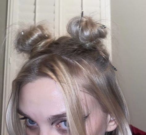 Edgy Hair Styles Grunge, Safety Pins In Hair, Safety Pin Hairstyles, Edgy Hairstyles Grunge, Half Up Half Down Space Buns, Cute Grunge Hairstyles, Space Buns Half Up Half Down, Safety Pin Hair, 90s Grunge Hairstyles