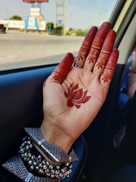 Mehndi Designs Front Hand Aesthetic, Mehandi Ideas Simple, Mehndi Designs Aesthetic, Beautiful Rangoli Designs Indian, Aesthetic Mehandi, Mehendi Designs For Hands Simple, Mehndi Aesthetic, Mehendi Design Simple, Indian Mehndi Design