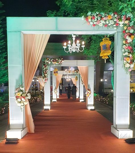 Passage Decoration Wedding, Wedding Entrance Decoration, Stage Decoration Photos, Wedding Walkway, Small Wedding Decor, Engagement Stage Decoration, Wedding Gate, Reception Stage Decor, Simple Stage Decorations