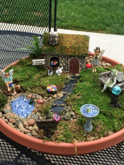 Fairy Garden Home, Small Fairy Garden Ideas, Mini Fairy Garden Ideas, Miniature Fairy Garden Diy, Kids Fairy Garden, Small Flower Gardens, Fairy Garden Pots, Indoor Fairy Gardens, Teacup Gardens